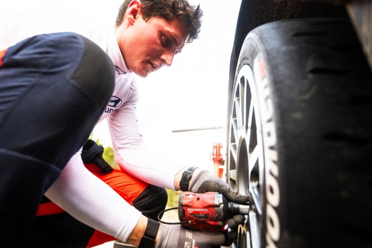 μηχανικος αλλαζει λαστιχο