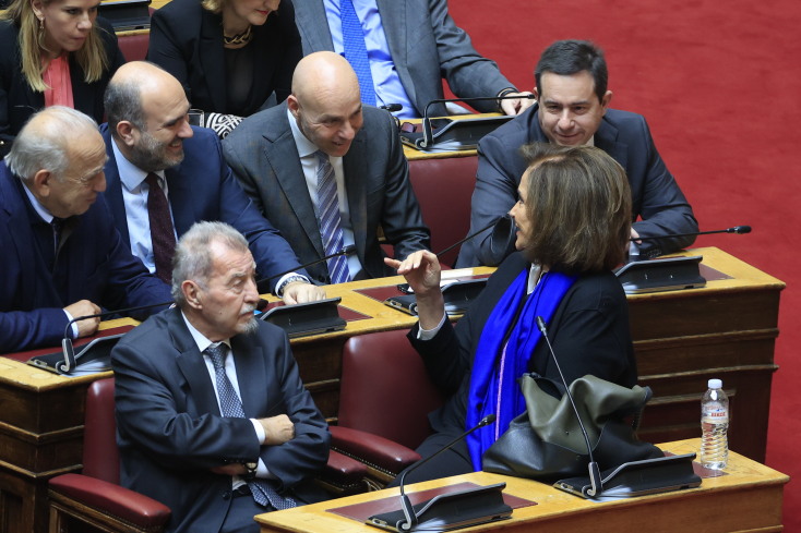 Ντόρα Μπακογιάννη και Γιώργος Αμυράς συζητούν στη Βουλή
