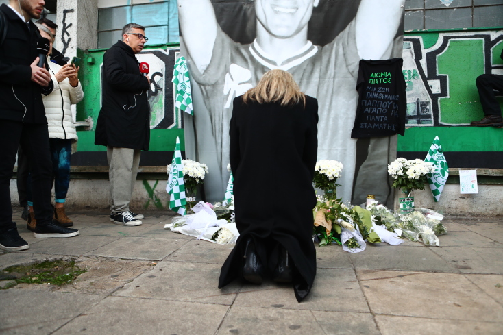 Μίμης Δομάζος: Στη Λεωφόρο η σορός του «Στρατηγού» - Η συγκινητική κίνηση της κόρης του 