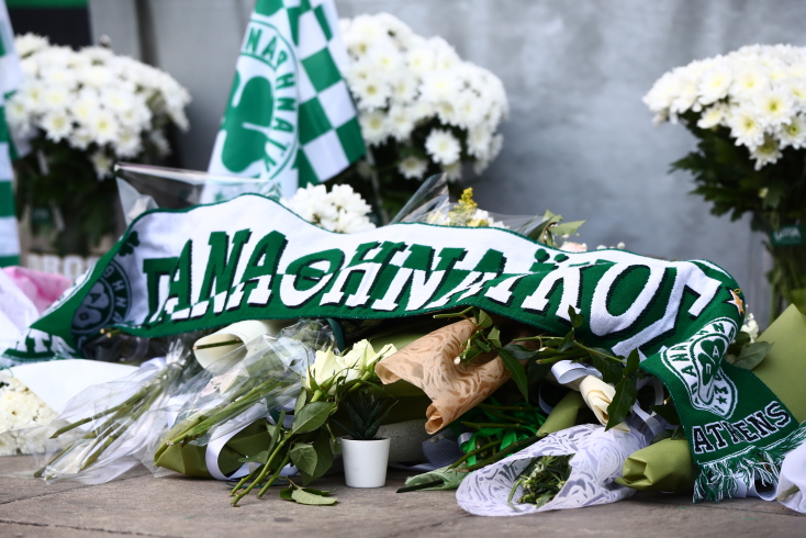 Λουλούδια και κασκόλ της ομάδας έξω από τη Λεωφόρο