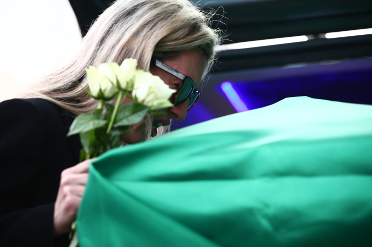 Η Πόπη Δομάζου φιλά το φέρετρο του πατέρα της, Μίμη Δομάζου