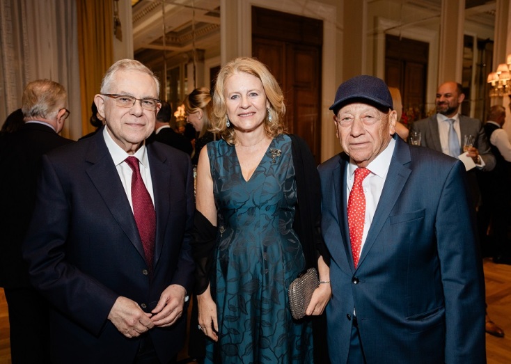 ο πρώην Πρωθυπουργός Λουκάς Παπαδήμος, Αλεξάνδρα και Γιώργος Προκοπίου