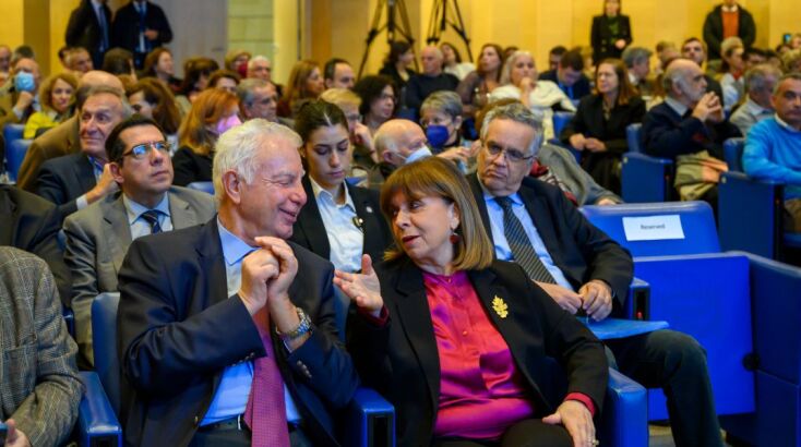 Η Πρόεδρος της Δημοκρατίας Κατερίνα Σακελλαροπούλου και ο επίτιμος  Πρόεδρος του ΣτΕ  κ. Παναγιώτης Πικραμμένος