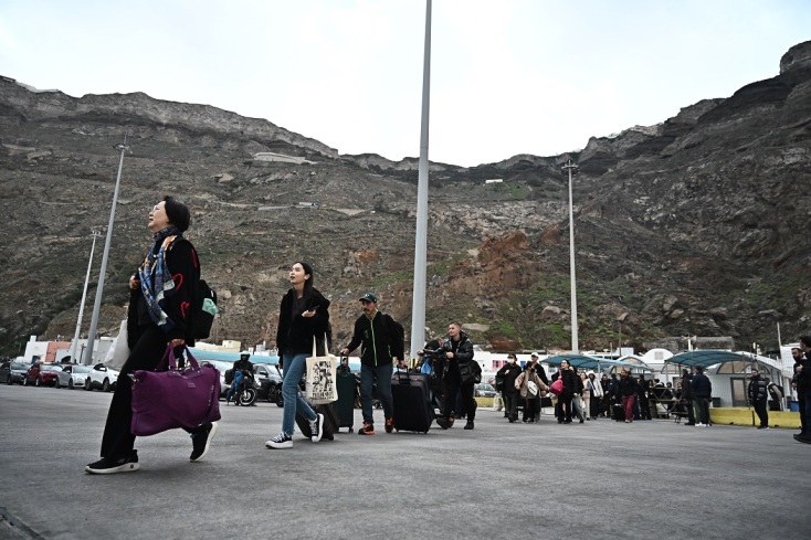 Σαντορίνη: Συνεχίζεται η μαζική αναχώρηση των κατοίκων από το νησί (Φώτο)