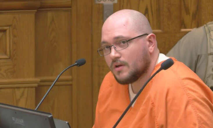 O Άνταμ Φράβελ ακούει την απόφαση του δικαστηρίου