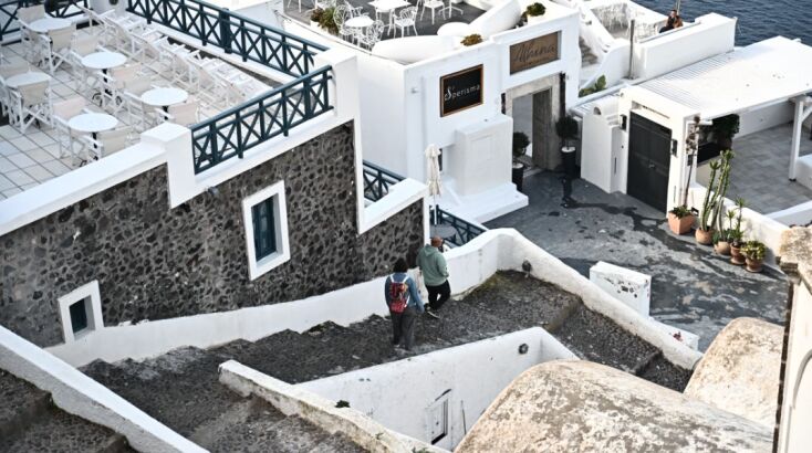 Αδειάζει η Σαντορίνη από κόσμο 