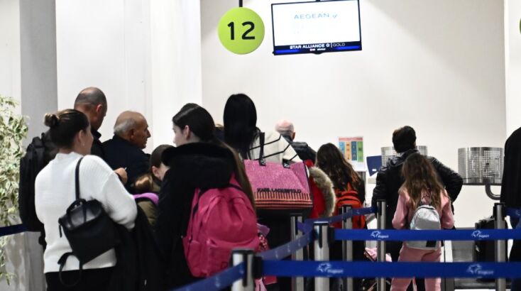 Μαζικές οι αποχωρήσεις και από το αεροδρόμιο της Σαντορίνης 