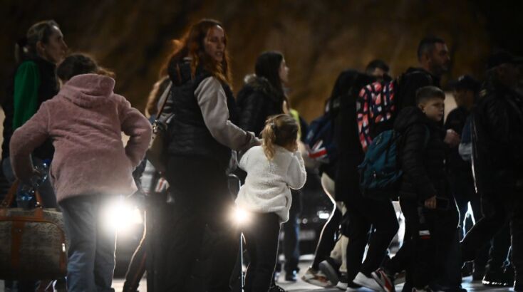 Οι κάτοικοι της Σαντορίνης φεύγουν και δεν γνωρίζουν το πότε θα γυρίσουν στο νησί