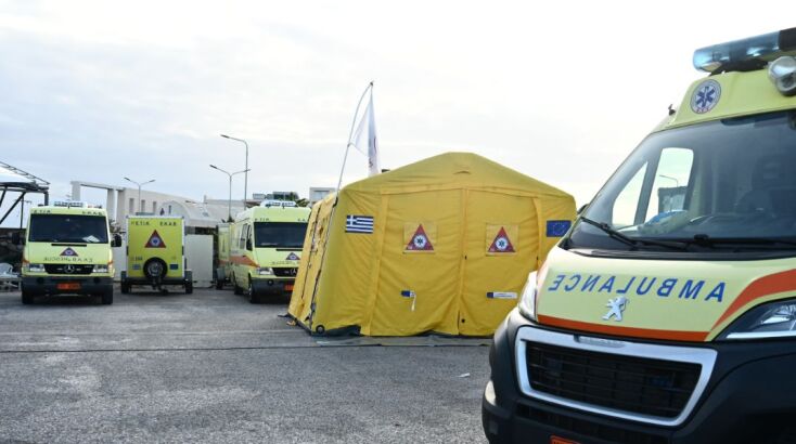 Σκηνές της ΕΜΑΚ στη Σαντορίνη 