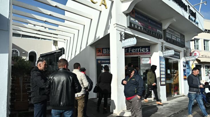 ΄Κόσμος φεύγει άρον άρον από το νησί υπό τον φόβο των συνεχών σεισμικών δονήσεων