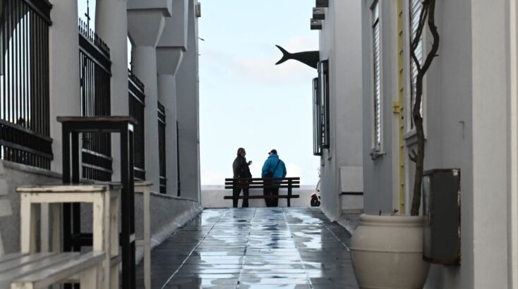 Λιγοστεύει ο κόσμος στα γραφικά στενά του νησιού