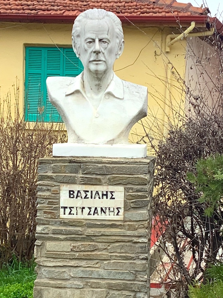 Το άγαλμα του Βασίλη Τσιτσάνη στην Άνω Πόλη