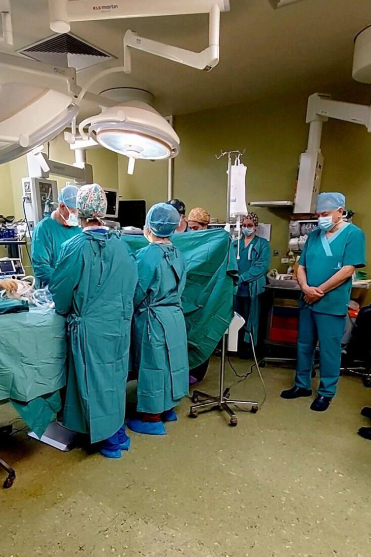 Χειρουργείο του Πανεπιστημιακού Νοσοκομείου Ηρακλείου, όπου οι γιατροί τήρησαν ενός λεπτού σιγή κατά τη διάρκεια της διαδικασίας αφαίρεσης των οργάνων του μικρού Άγγελου