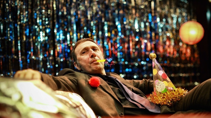 Ο Ρένος Χαραλαμπίδης στην «Αποκριάτικη Νυχτιά» στο Θέατρο Τέχνης
