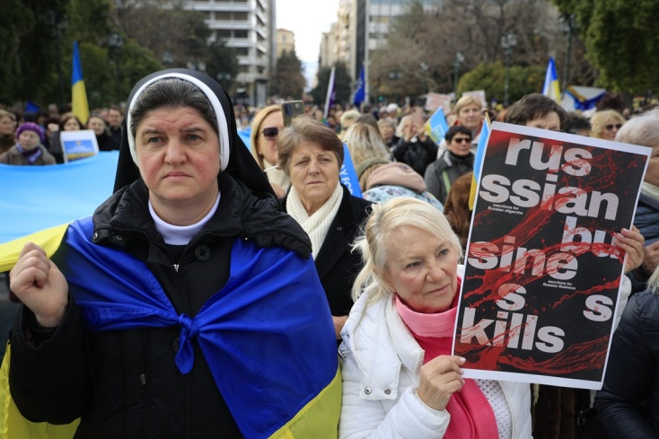 Εικόνες από τη συγκέντρωση στο Σύνταγμα για τα τρία χρόνια από τη ρωσική εισβολή στην Ουκρανία