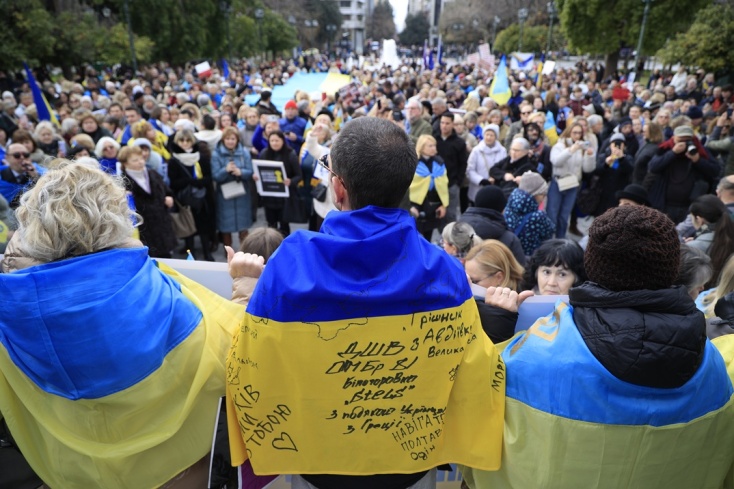 Πολίτες με τη σημαία της Ουκρανίας στους ώμους