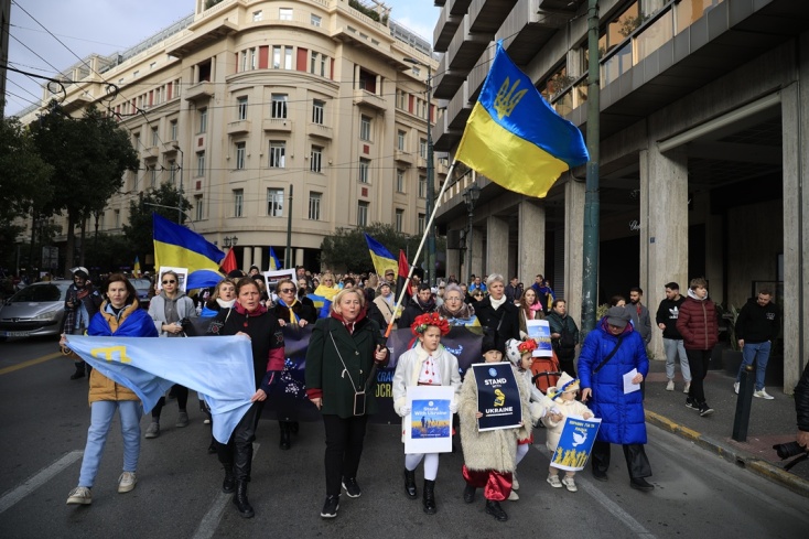 Εικόνες από τη συγκέντρωση στο Σύνταγμα για τα τρία χρόνια από τη ρωσική εισβολή στην Ουκρανία