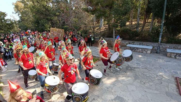 Καρναβαλιστές στους δρόμους της Αθήνας παιζουν κρουστα