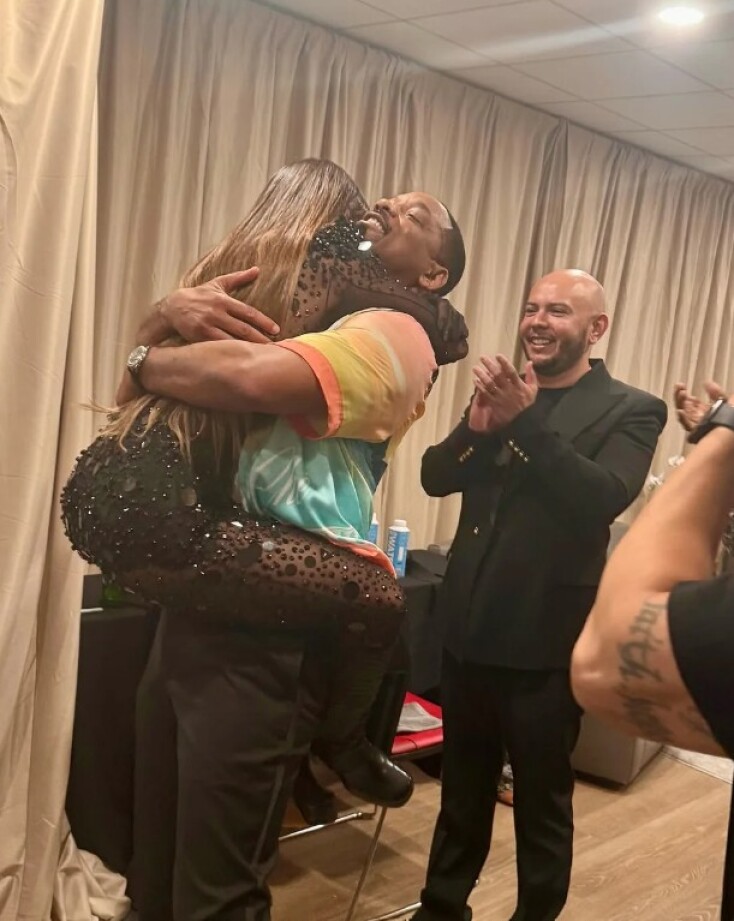 Οι αποκαλυπτικές φωτογραφίες από τα παρασκήνια έδειξαν την Μαρτίνεθ να πηδάει στην αγκαλιά του Σμιθ