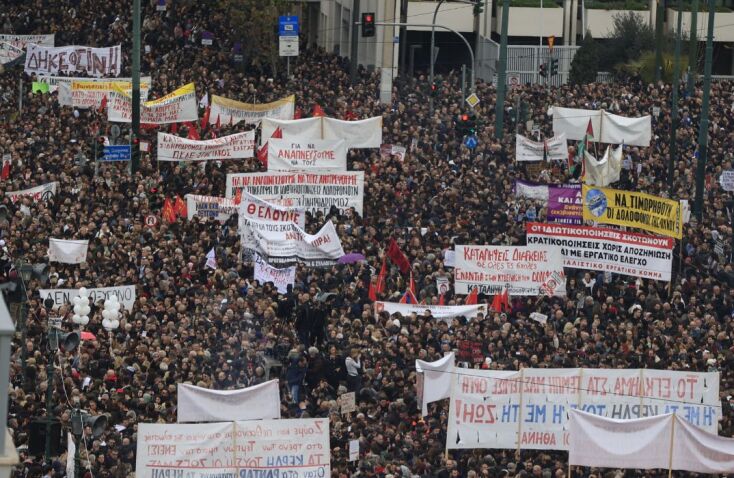 ΑΠΕΡΓΙΑΚΗ ΣΥΓΚΕΝΤΡΩΣΗ ΣΤΗΝ ΑΘΗΝΑ ΓΙΑ ΤΗΝ ΣΥΜΠΛΗΡΩΣΗ ΔΥΟ ΧΡΟΝΩΝ ΑΠΟ ΤΟ ΣΙΔΗΡΟΔΡΟΜΙΚΟ ΔΥΣΤΥΧΗΜΑ ΤΩΝ ΤΕΜΠΩΝ (ΤΑΤΙΑΝΑ ΜΠΟΛΑΡΗ/EUROKINISSI)