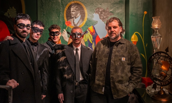 Ο Γιώργος Ντόρας (δεξιά) και μια παρέα παιδιών που άνετα θα μπορούσαν να παίζουν στο Μάτια Ερμητικά Κλειστά 