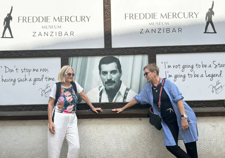 Με την Λένα Διβάνη έξω το μουσείο αφιερωμένο στον Φρέντι Μέρκιουρι