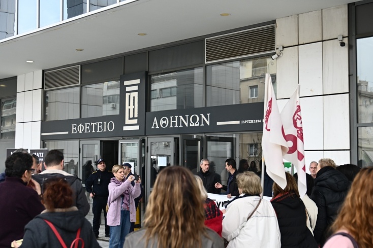 Δίκη για το Μάτι: Συγγενείς των 104 θυμάτων έξω από το Εφετείο Αθηνών