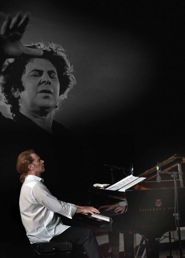 Ο Στέφανος Κορκολής για δυο βραδιές στο Δημοτικό Θέατρο Πειραιά σε άργα Μίκη Θεοδωράκη