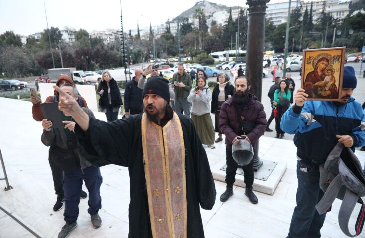 Πινακοθήκη: Ένταση μεταξύ φανατικών ορθόδοξων και διαδηλωτών υπέρ της ελευθερίας της έκφρασης