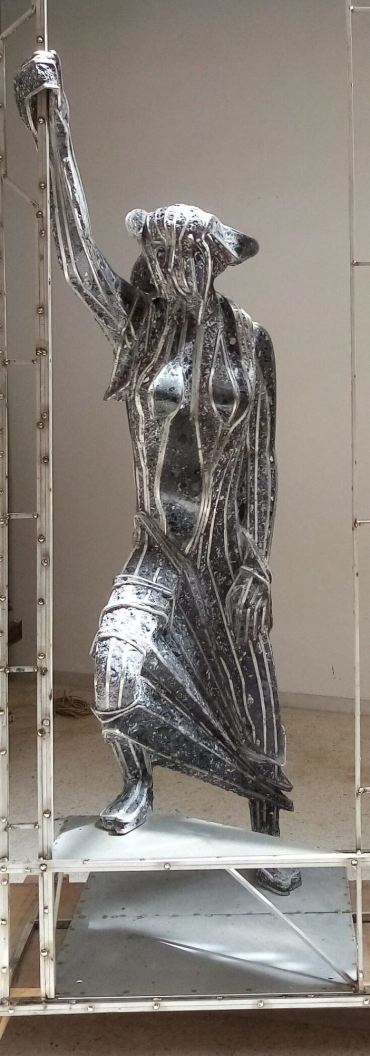 Πλατεία Αριστοτέλους: Γυναίκα σε λεωφορείο του Μανόλη Τζομπανάκη