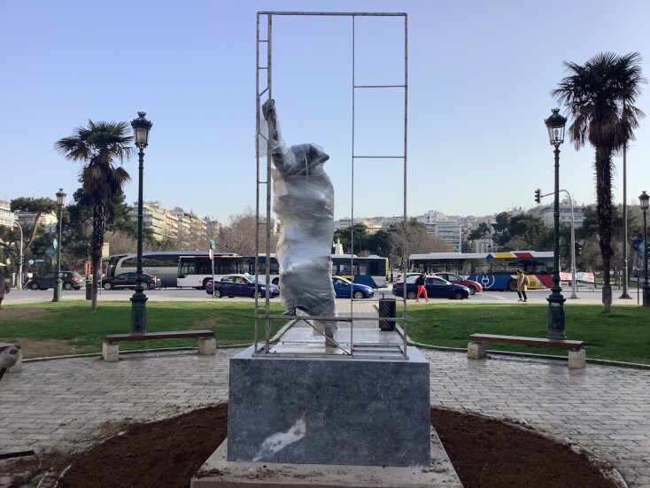 Πλατεία Αριστοτέλους: Γυναίκα σε λεωφορείο του Μανόλη Τζομπανάκη