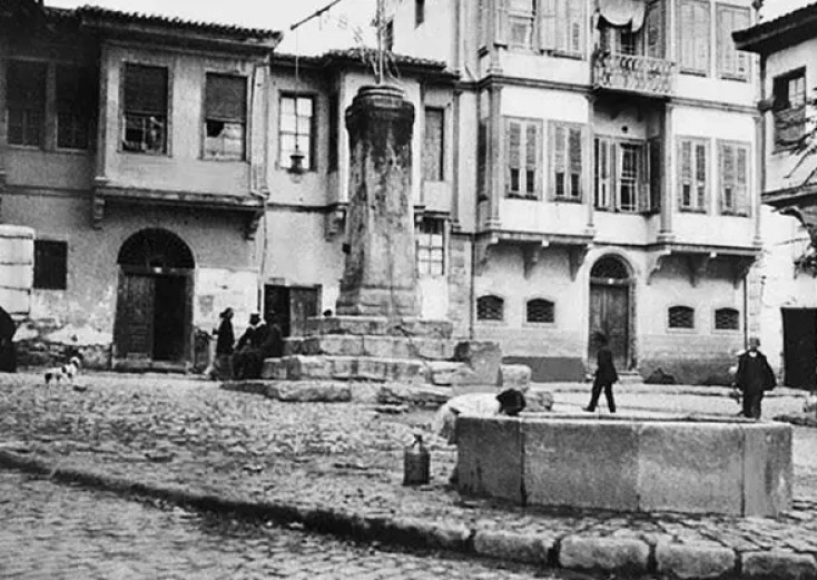 Η στήλη Yilan Mermer (Μαρμαρένιο Φίδι) ή και Στήλη των Όφεων