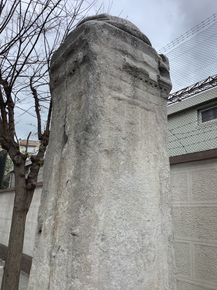 Η στήλη Yilan Mermer (Μαρμαρένιο Φίδι) ή και Στήλη των Όφεων