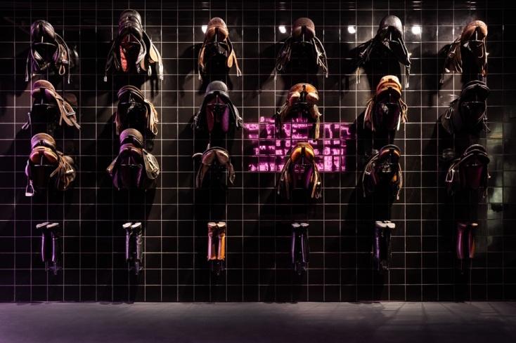 Άποψη εγκατάστασης από την ατομική έκθεση της Τζ'άνις Ράφα «Εμείς που προδώσαμε τα άλογα» στο ΕΜΣΤ 