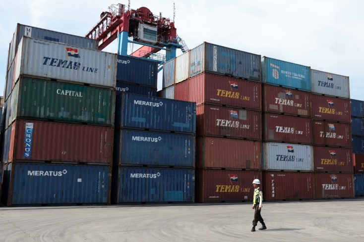 Κοντέινερ με εμπορεύματα στην Ινδονησία