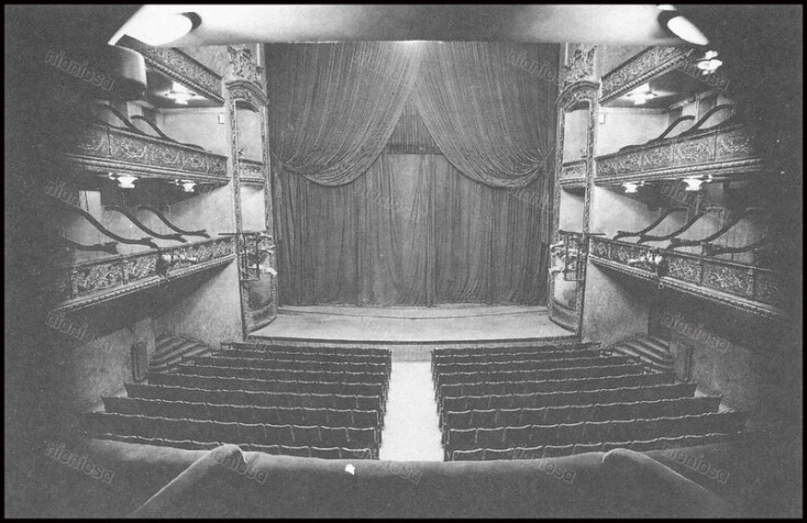 Άποψη της Σκηνής του Δημοτικού Θεάτρου το 1980. (Ιστορικό Αρχείο Δήμου Πειραιά). 