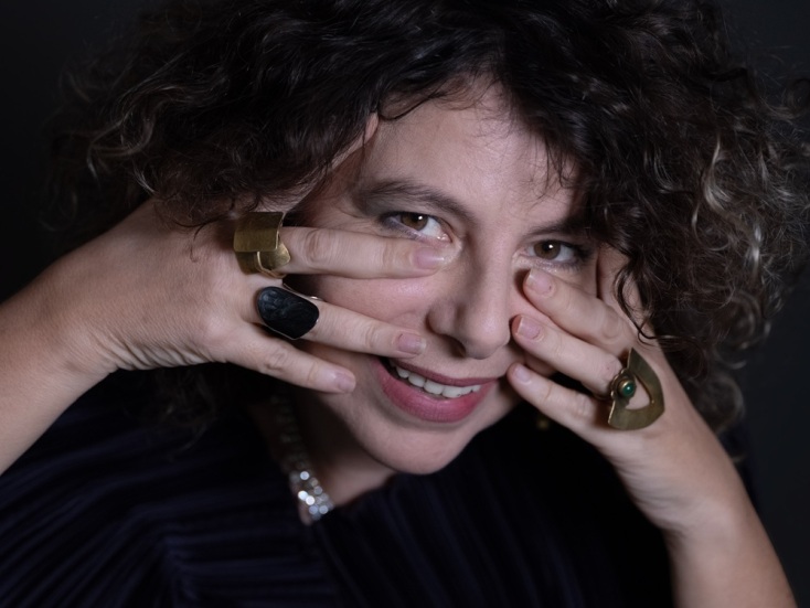 Η Έλλη Παπακωνσταντίνου σκηνοθετεί το Holy Bitch στο θέατρο Πορεία