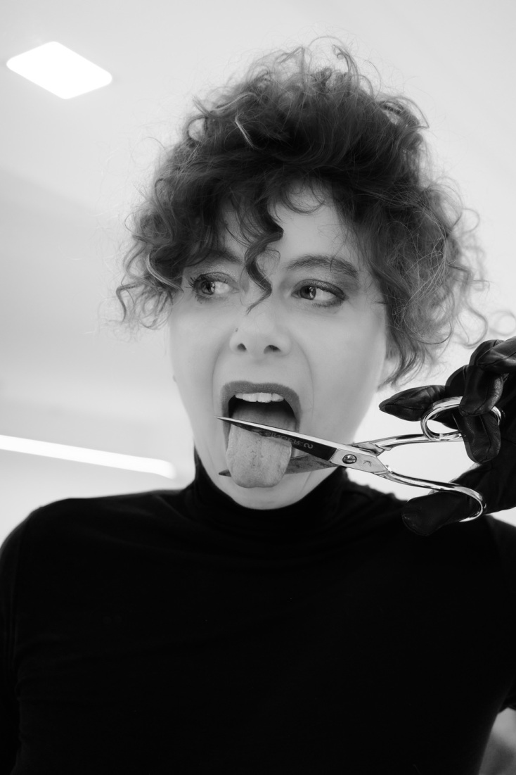 Η Έλλη Παπακωνσταντίνου σκηνοθετεί το Holy Bitch στο θέατρο Πορεία