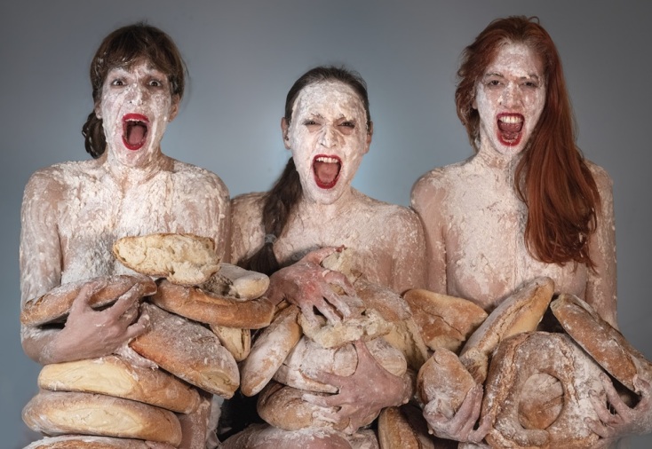 Η Έλλη Παπακωνσταντίνου σκηνοθετεί το Holly Bitch στο θέατρο Πορεία