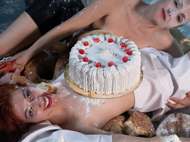 Η Έλλη Παπακωνσταντίνου σκηνοθετεί το Holy Bitch στο θέατρο Πορεία