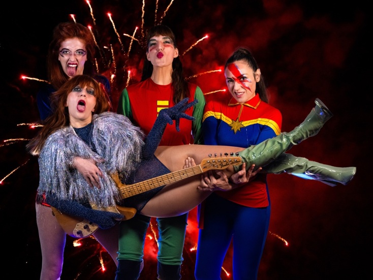 Η Έλλη Παπακωνσταντίνου σκηνοθετεί το Holy Bitch στο θέατρο Πορεία