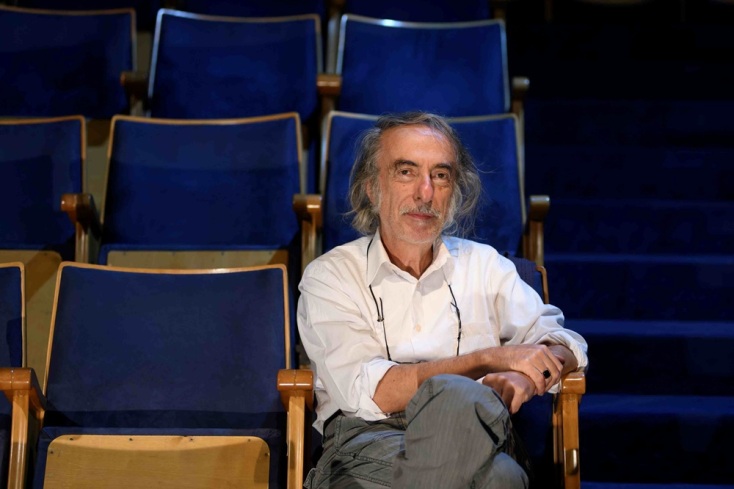 Ο Βασίλης Κατσικονούρης παρουσιάζει τους «Απόντες» στο θέατρο Σταθμός