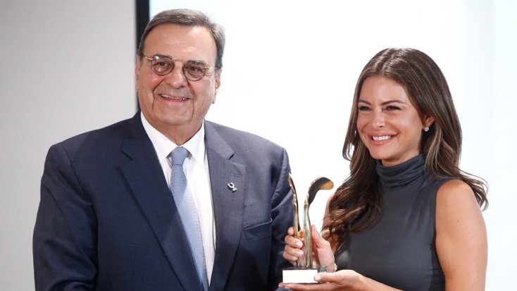 Ο Ισίδωρος Κούβελος έκανε ένα συμβολικό δώρο στη Μαρία Μενούνος, το άγαλμα της Θεάς Νίκης.