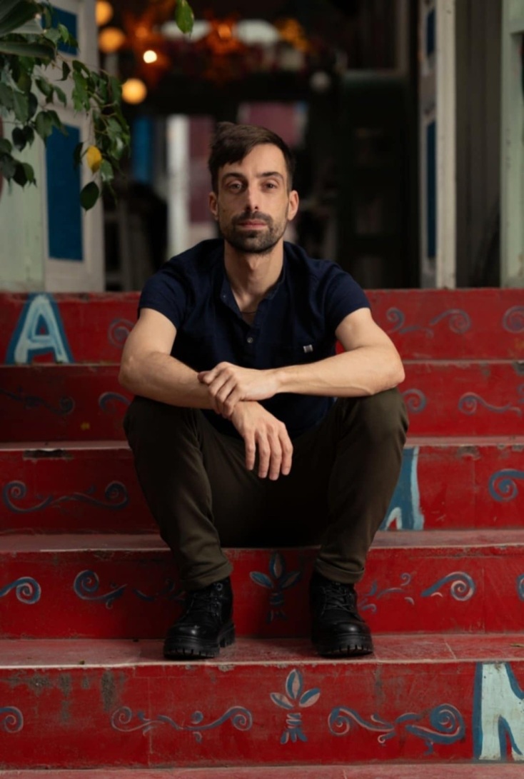  Ο συγγραφέας, σκηνοθέτης και ηθοποιός Θάνος Χατζόπουλος μιλά για την παράσταση «Frida: Ο μαύρος γλάρος καταμεσής στα πτώματα»