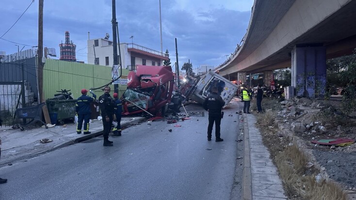 φορτηγα, δρομος γεφυρα, συντριμμια, πυροσβεστες