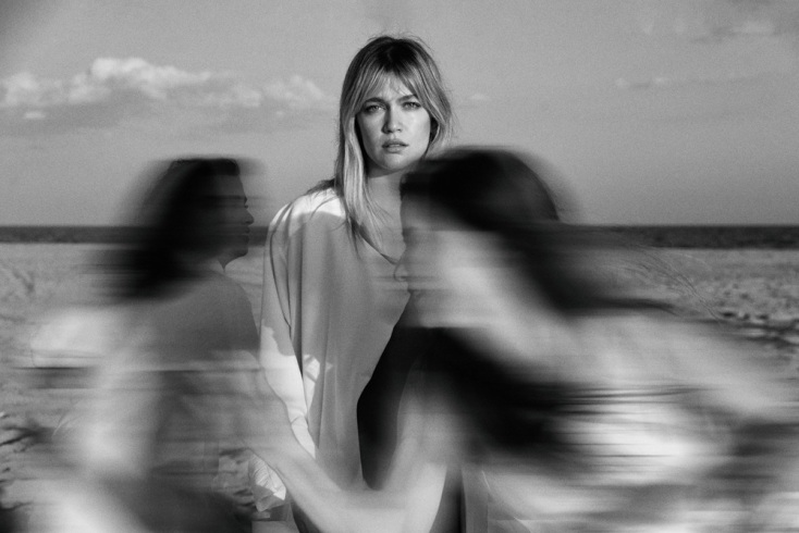 Η Κλέλια Ανδριολάτου στην παράσταση «ζ, η, θ. ο ξένος» σε σκηνοθεσία Μιχαήλ Μαρμαρινού