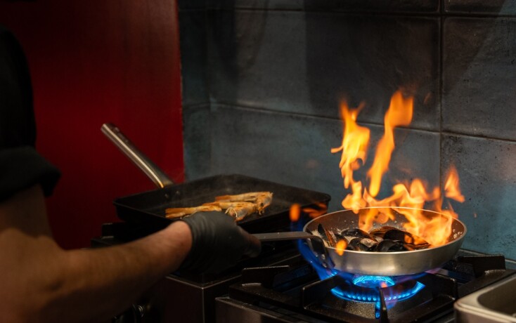 Μάγειρας σε κουζίνα εστιατορίου της Θεσσαλονίκης