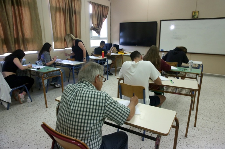 Υποψήφιοι κάθε ηλικίας δίνουν φέτος Πανελλήνιες