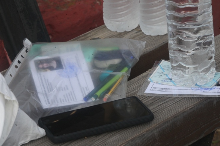 Υποψήφιος έβαλε όλα όσα χρειάζεται σε διάφανη ζελατίνα: κάρτα υποψηφίου, μολύβια, στυλό