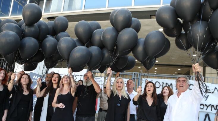 «Αθάνατοι» - 120 μαύρα μπαλόνια πάνω από το Εφετείο για τα θύματα της πυρκαγιάς στο Μάτι